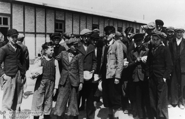 Zur Zwangsarbeit in Deutschland verpflichtete polnische Jugendliche in Luckenwalde (Sommer 1940)